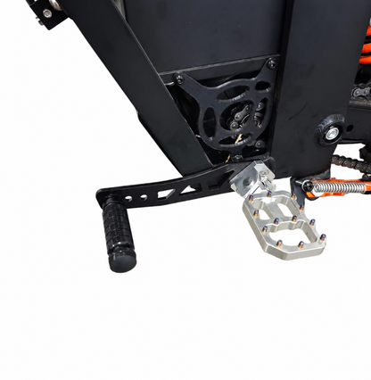 Black shift lock installed below the foot peg on a Tuttio Soleil 01